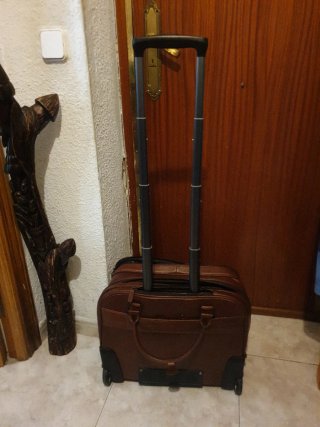 Maletín ejecutivo marrón con ruedas