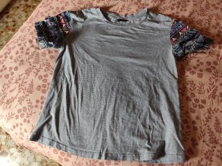 Suéter Gris con Mangas Estampadas