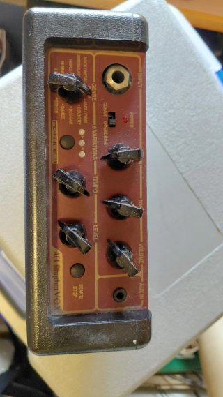 Mini amplificador VOX con caja de ritmos