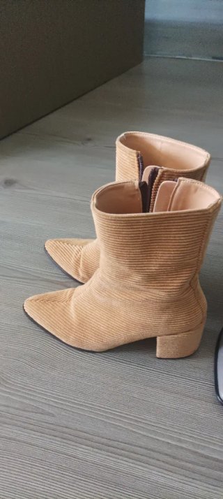 Botines beige y grises, ambos de piel