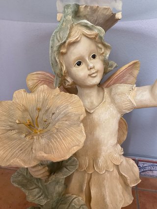Mesa auxiliar escultura hada con mariposa