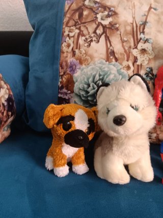 Muñecos y peluches variados