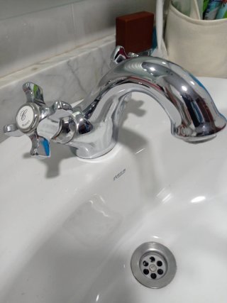 Grifo de lavabo plateado + toallero