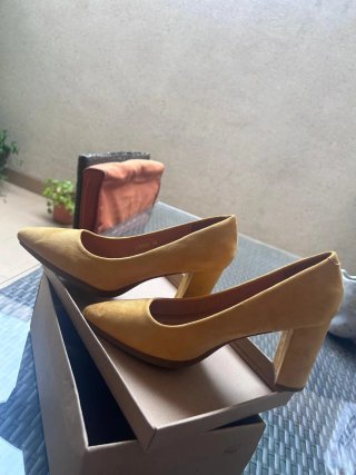 Zapatos de tacón amarillos