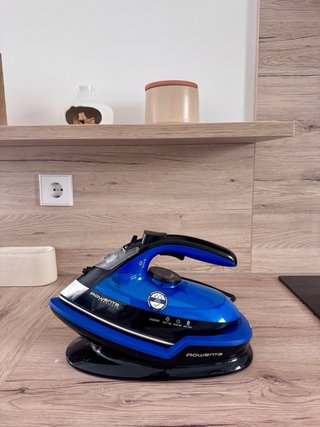 Plancha Rowenta Freemove Force sin cables 2400W