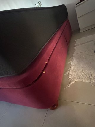 Canapé Burdeos con detalles madera