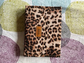 Estuche de maquillaje con leopardo