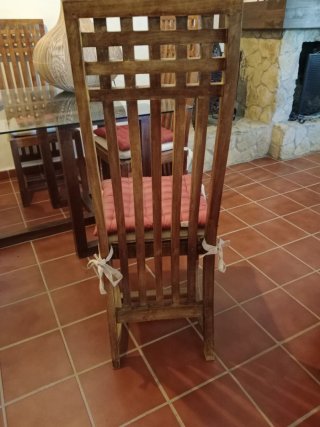 6 sillas y mesa de comedor de madera, incluye cris