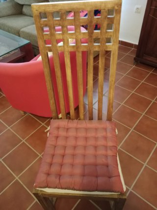 6 sillas y mesa de comedor de madera, incluye cris