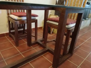 6 sillas y mesa de comedor de madera, incluye cris