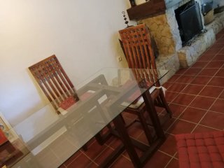 6 sillas y mesa de comedor de madera, incluye cris