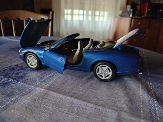 Jaguar XK8 Cabrio 1/18