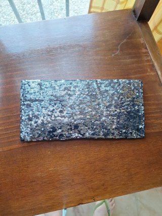 Cartera de lentejuelas plateadas
