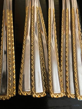 Cubertería de plata con detalles dorados