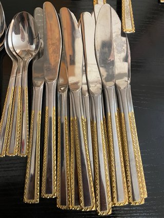 Cubertería de plata con detalles dorados