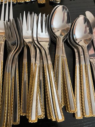 Cubertería de plata con detalles dorados