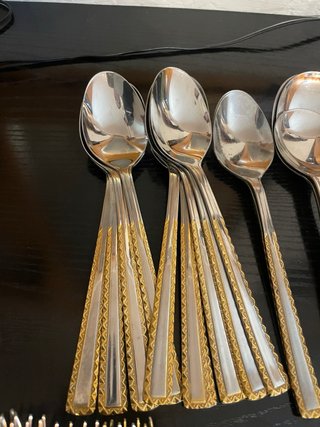 Cubertería de plata con detalles dorados