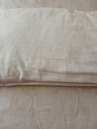 Almohada de tela blanca