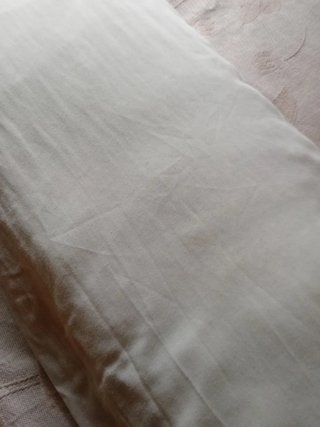 Almohada de tela blanca