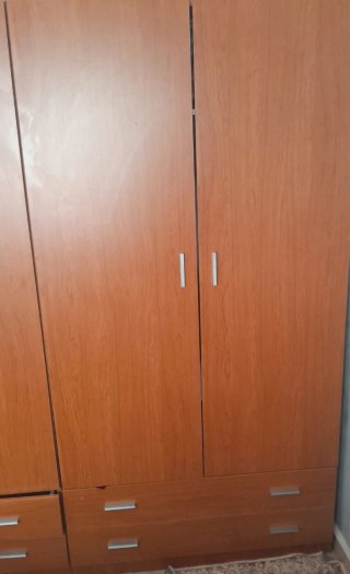 Armario de madera marrón