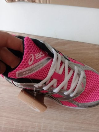 Zapatillas ASICS rosas y plateadas