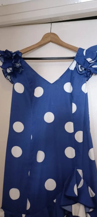 Traje de flamenca azul con lunares blancos