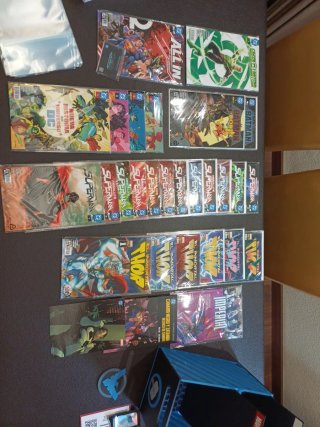 PACK CÓMICS DC Y MARVEL GRAPAS MÁS CAJA