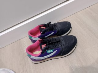 Zapatillas Fila negras y moradas