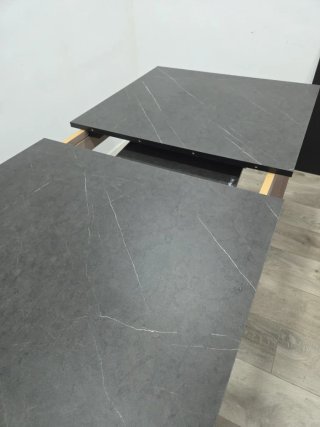 Mesa de comedor de piedra y madera
