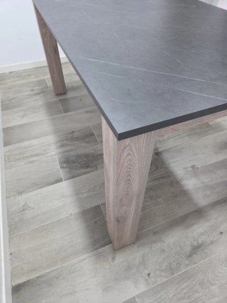 Mesa de comedor de piedra y madera