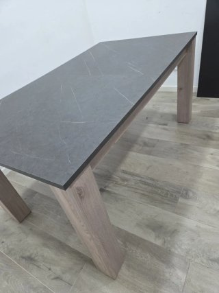 Mesa de comedor de piedra y madera
