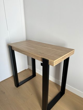 Mesa moderna madera  (esquina dañada)