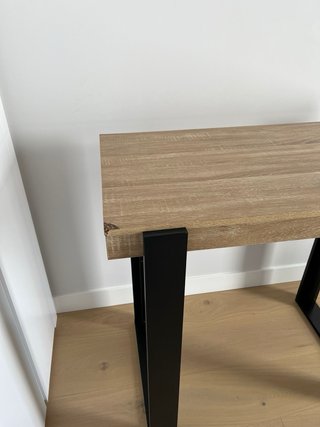Mesa moderna madera  (esquina dañada)