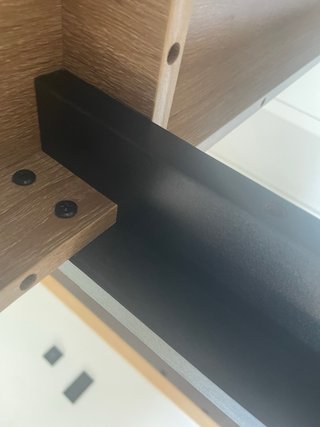 Mesa moderna madera  (esquina dañada)