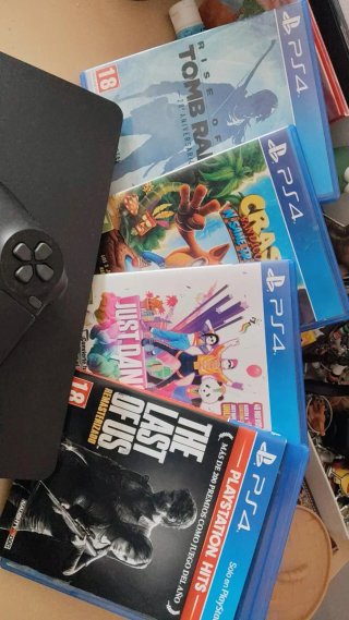 PS4 (PlayStation 4) + 2 Mandos + 4 Juegos