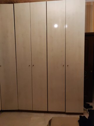 Armadio angolare bianco e marrone