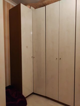 Armadio angolare bianco e marrone