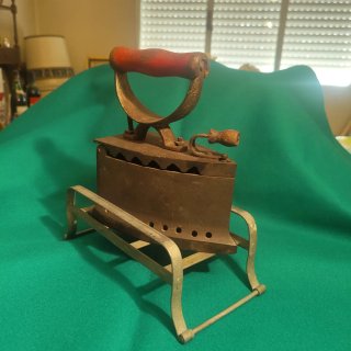 ANTIGUA PLANCHA DE CARBÓN CON SOPORTE. HIERRO FUND