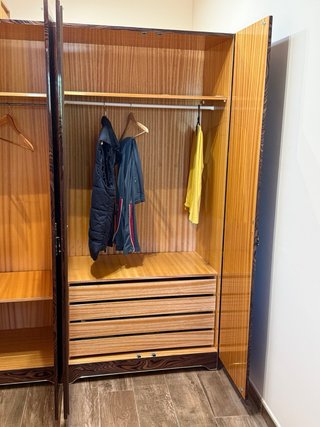 Armario de madera con 4 puertas