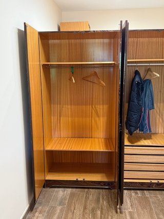 Armario de madera con 4 puertas