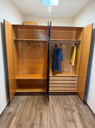 Armario de madera con 4 puertas
