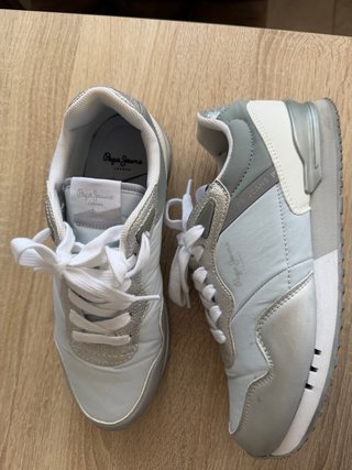 Zapatillas Pepe Jeans plateadas y blancas