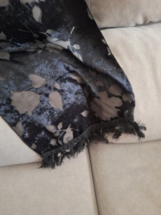 Foulard negro y dibujo de flores  transparente