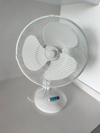 Ventilador de mesa blanco con rejilla