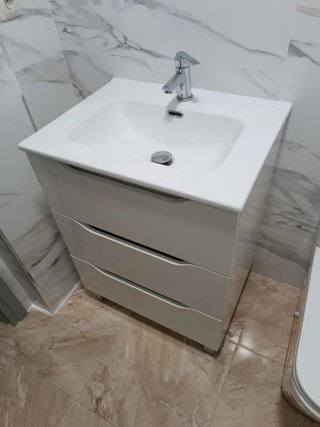 Mueble de baño, espejo luz led integrada y grifo.