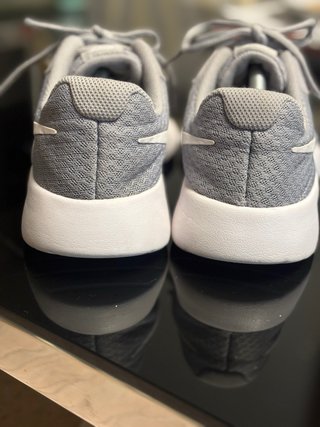Zapatillas Nike Tanjun Gris y Blanco