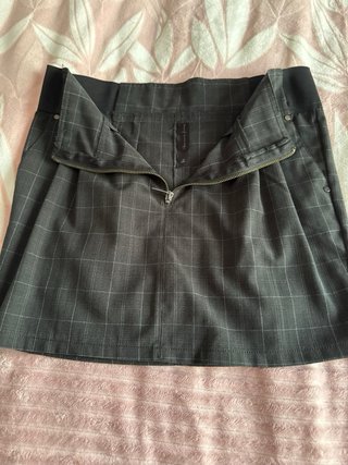 Minifalda gris con bolsillos y cremallera