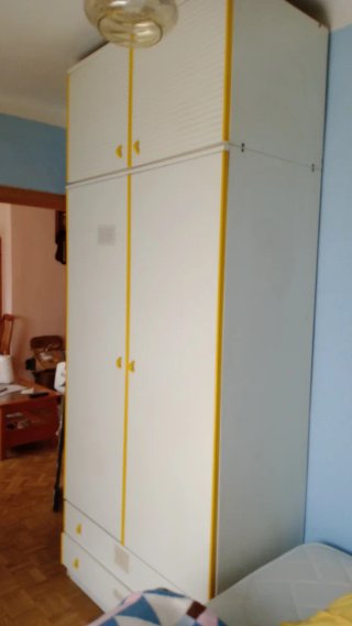 Habitación  juvenil . Armario ,cajonera y mesilla.