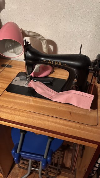 Máquina de coser Alfa antigua manual