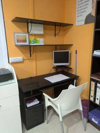 Escritorio negro con estanterías